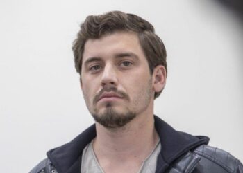 Ο Νικηφόρος κοιτάει τον Παντέλη στο Σασμό