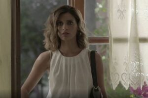 Η Αργυρώ κοιτά σαστισμένη τον Άγγελο στο Σασμό