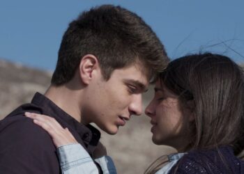 Ο Φίλιππος κι η Βασιλική στη Γη της Ελιάς αγκαλιά φιλιούνται