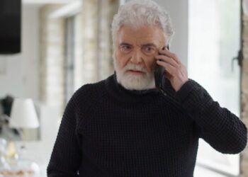 Ο Ιάκωβος στη γη της ελιάς μιλάει στο τηλέφωνο