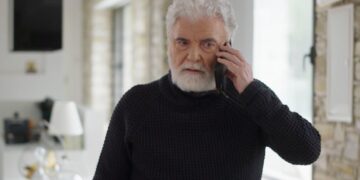 Ο Ιάκωβος στη γη της ελιάς μιλάει στο τηλέφωνο