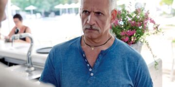 Ο Κώστας κοιτάει τον Μαθιό στο Σασμό
