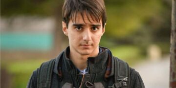 Ο Μανόλης κοιτάει τον Μαθιό στο Σασμό