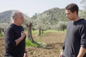 Η Γη της Ελιάς: Στέφανος και Στάθης κάνουν ανακωχή - Η συγγνώμη και τα κλάματα 