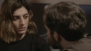 Η Αργυρώ κοιτάει τον Σταύρο στο Σασμό