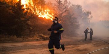 Έβρος Δαδιά Πέντε πύρινα μέτωπα Η πυρκαγιά κατευθύνεται απειλητικά στο χωριό 360x180, Sfirixtra.gr