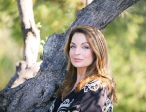 Η Άντζελα Γκερέκου στη γη της ελιάς με φλοράλ