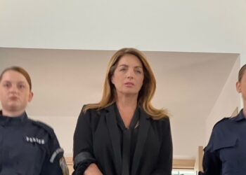 Η Γη της Ελιάς - Αποκλειστική φωτογραφία: Η Αθηνά με χειροπέδες στο δικαστήριο