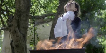 Η Μυρσίνη μαθαίνει την αλήθεια στις άγριες μέλισσες