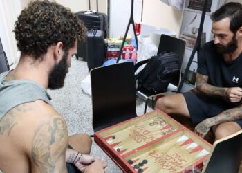 Survivor - Αποκλειστικές φωτογραφίες: Σχίζας και Σοϊλέδη παίζουν τάβλι λίγο πριν το μεγάλο τελικό