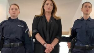 Η Γη της Ελιάς - Αποκλειστική φωτογραφία: Η Αθηνά με χειροπέδες στο δικαστήριο