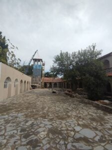 Μαύρο Ρόδο: Αποκλειστικές φωτογραφίες από το Μοναστήρι – Μας μιλά ο σκηνογράφος Αντώνης Χαλκιάς