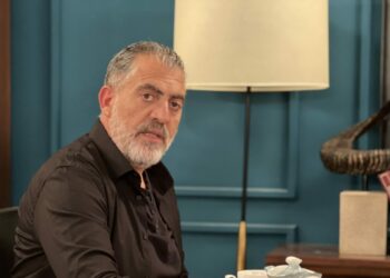 Η Γη της Ελιάς: Το αφεντικό δίνει εντολές στη Ράινα