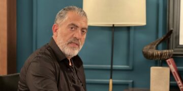 Η Γη της Ελιάς: Το αφεντικό δίνει εντολές στη Ράινα