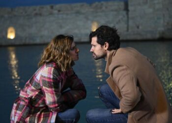 Η Αργυρώ κοιτάει τον Αστέρη στο Σασμό