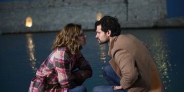 Η Αργυρώ κοιτάει τον Αστέρη στο Σασμό