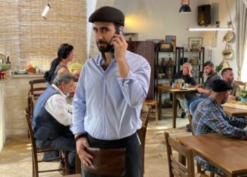 Η Γη της Ελιάς: Ο Πότης δίνει στεγνά την Αντιγόνη στον Σωκράτη