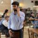Η Γη της Ελιάς: Ο Πότης δίνει στεγνά την Αντιγόνη στον Σωκράτη