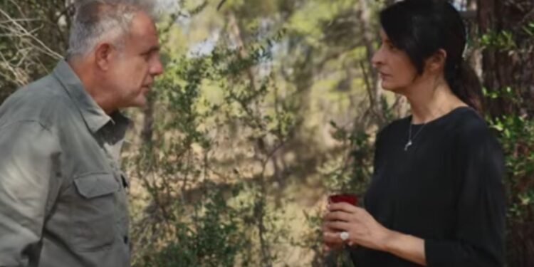 Η Γη της Ελιάς - Ιουλία: «Το μοναδικό παιδί που ήθελα, ήταν το δικό σου»