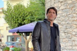 Η Γη της Ελιάς: Ο Πότης δίνει στεγνά την Αντιγόνη στον Σωκράτη