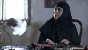 Η Ηγουμένη στο Μαύρο Ρόδο που κοιτάει τον Πέτρο