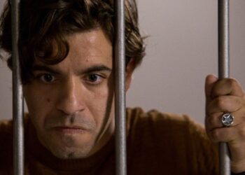 Ο Άγγελος βρίζει την Μυρτώ στη σειρά Παγιδευμένοι