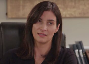 Η Ιουλία που κοιτάει τη Μυρτάλη στη γη της ελιάς