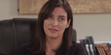Η Ιουλία που κοιτάει τη Μυρτάλη στη γη της ελιάς