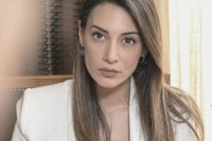 Η Στέλλα που μιλά στην Αργυρώ στο Σασμό