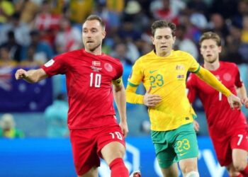 Οι ποδοσφαιριστές της Αυστραλίας και της Δανίας