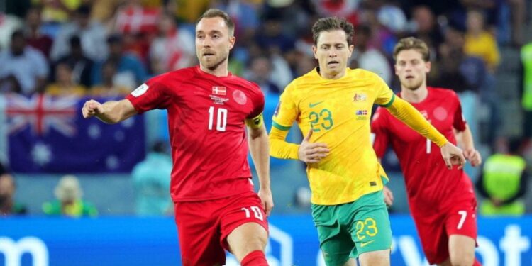 Οι ποδοσφαιριστές της Αυστραλίας και της Δανίας