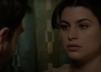 Η Θοδώρα που κοιτάει με ανοιχτό το στόμα τον Λευτέρη