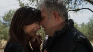 Η Γη της Ελιάς - Στάθης σε Ιουλία: «Θα με παντρευτείς επιτέλους;»