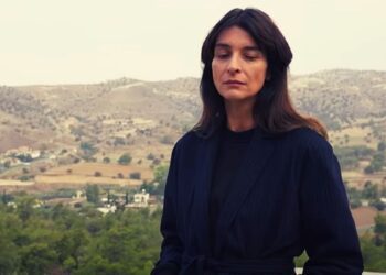 Η Ιουλία στη γη της ελιάς που καταρρέει και πέφτει