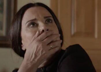 Η Καλλιόπη που κοιτάει τον πρώην της με δέος στο Σασμό