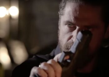 Ο Μαθιός που απειλεί με όπλο τον Ευθύμη στο Σασμό