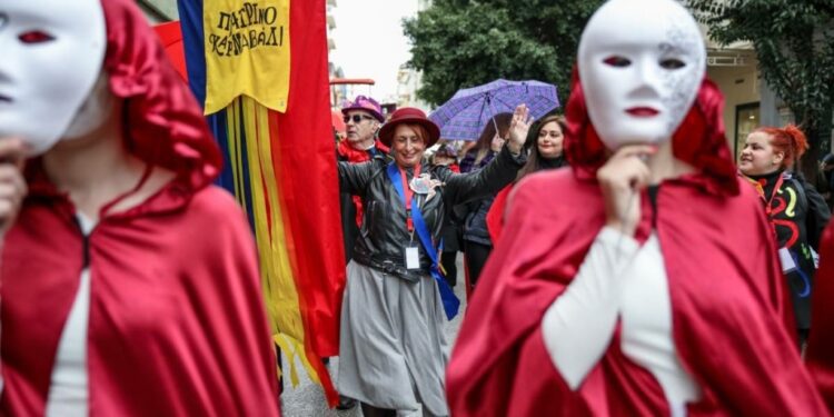 Πάτρα Περισσότεροι από 50000 καρναβαλιστές στέλνουν μηνύματα ελπίδας και χαράς 750x375, Sfirixtra.gr
