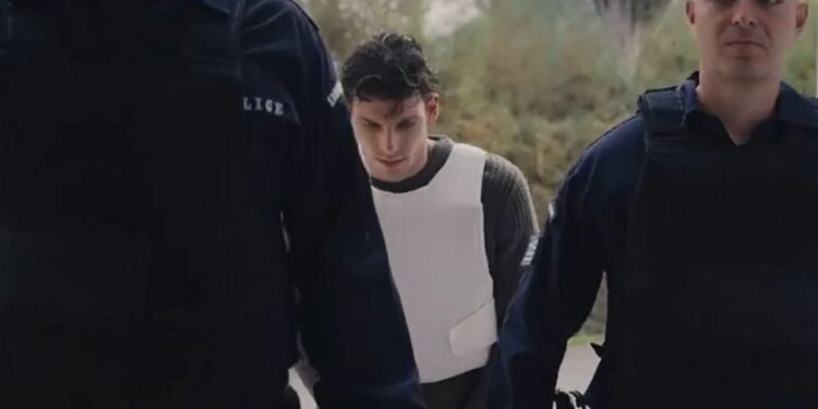 Γη της Ελιάς: Ο Χρήστος στον ανακριτή