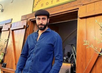 Η Γη της Ελιάς – Πότης: «Μην της το πεις, ντρέπομαι»