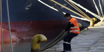 Δεμένα τα πλοία στα λιμάνια την Πρωτομαγιά 360x180, Sfirixtra.gr