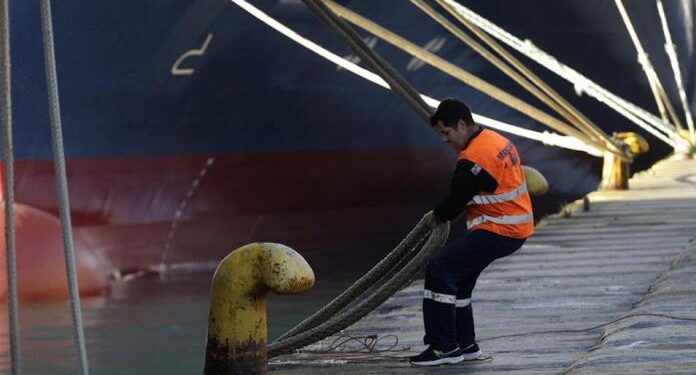 Δεμένα τα πλοία στα λιμάνια την Πρωτομαγιά 696x375, Sfirixtra.gr