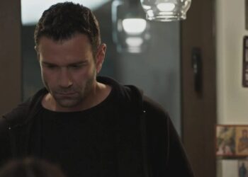 Ο Μάνος στη γη της ελιάς